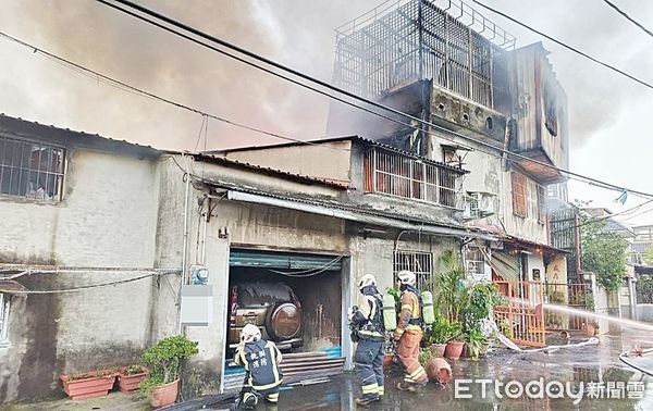 ▲桃園市龍潭區竹龍路225巷內工廠大火，消防人員搶救中。（圖／記者沈繼昌翻攝）