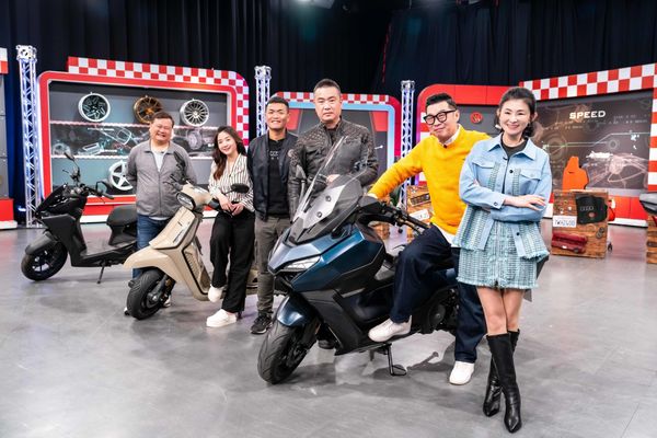 ▲馬力歐(右二)不論拍戲、上通告，都以機車代步，即使颳風下雨也照騎不誤，坦言最大原因就是「省錢」。（圖／TVBS）