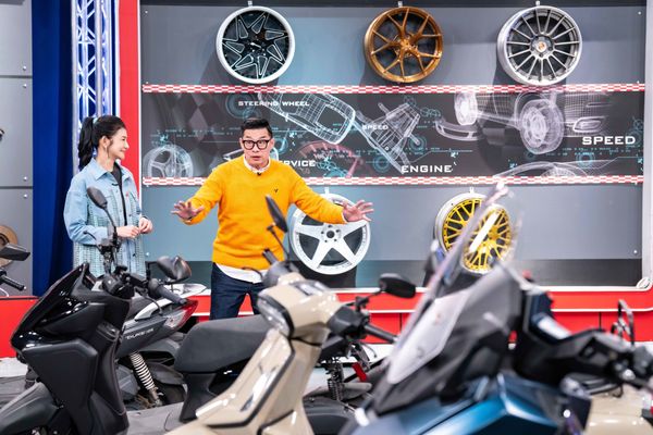 ▲馬力歐(右二)不論拍戲、上通告，都以機車代步，即使颳風下雨也照騎不誤，坦言最大原因就是「省錢」。（圖／TVBS）
