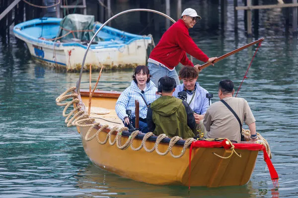 ▲舢舨上的吳心緹（左一）嚇到花容失色。（圖／好看娛樂）