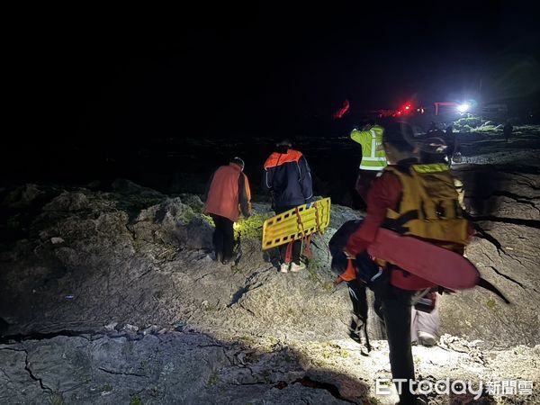 ▲▼蘭嶼雙獅岩驚傳2釣客落海「朋友目睹嚇傻」　將派直升機搜救。（圖／記者楊漢聲翻攝）