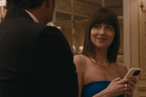 ▲《天作之合》達珂塔強生飾演戀愛顧問。（圖／索尼提供）