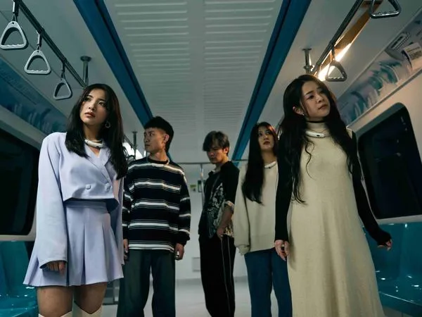 ▲短劇《REPLAYER重置玩家 》租借捷運造景棚拍攝，（左起）主播野聲札維亞、蔡承翰、金志遙、伶伶Ykiki 、小毒藥JJ（圖／17LIVE提供）