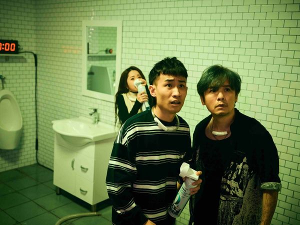 ▲短劇《REPLAYER重置玩家 》租借捷運造景棚拍攝，（左起）主播野聲札維亞、蔡承翰、金志遙、伶伶Ykiki 、小毒藥JJ（圖／17LIVE提供）