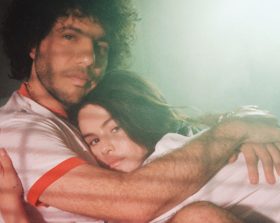 ▲席琳娜（Selena Gomez）攜手未婚夫、王牌製作人班尼布蘭柯（benny blanco）推出全新合作專輯《我先說我愛你》。（圖／環球提供）