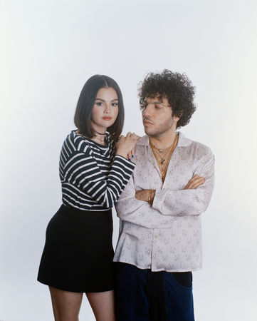 ▲席琳娜（Selena Gomez）攜手未婚夫、王牌製作人班尼布蘭柯（benny blanco）推出全新合作專輯《我先說我愛你》。（圖／環球提供）