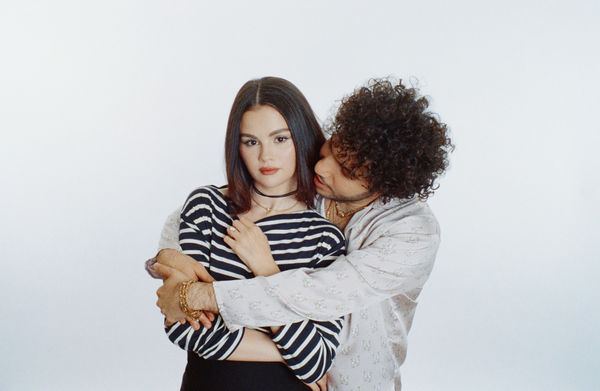 ▲席琳娜（Selena Gomez）攜手未婚夫、王牌製作人班尼布蘭柯（benny blanco）推出全新合作專輯《我先說我愛你》。（圖／環球提供）