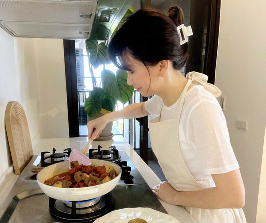 營養師程涵宇建議多購買天然食材、自行烹煮，可大大減少攝取塑膠微粒，而且挑選抗氧化蔬果，更有助於排出有害物質。（圖／翻攝自程涵宇臉書）