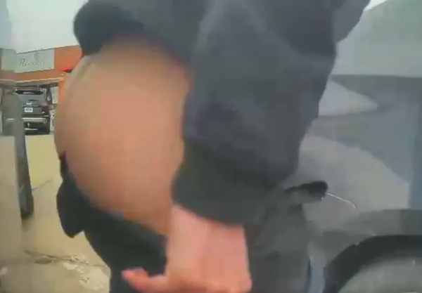 ▲▼她露屁磨蹭特斯拉！還有人「手摳菊花」狂抹車身　詭異行為原因曝。（圖／翻攝自X）