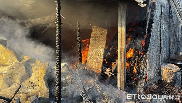 ▲▼新北金山資源回收場火警。（圖／記者郭世賢翻攝）