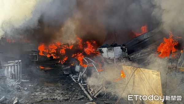 ▲▼新北金山資源回收場火警。（圖／記者郭世賢翻攝）