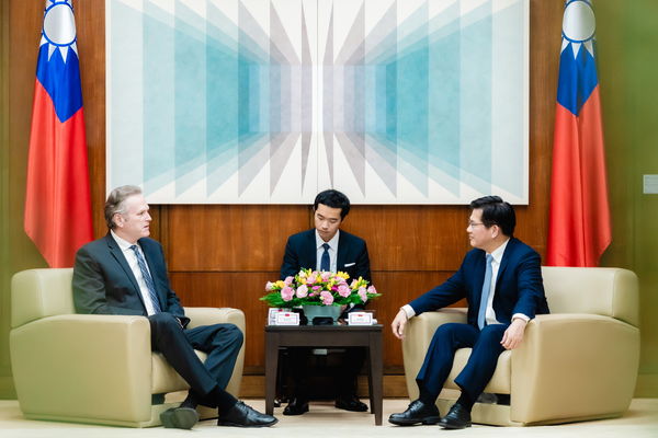 ▲▼外交部長林佳龍接見阿拉斯加州州長鄧利維（Mike Dunleavy）。（圖／翻攝林佳龍臉書）