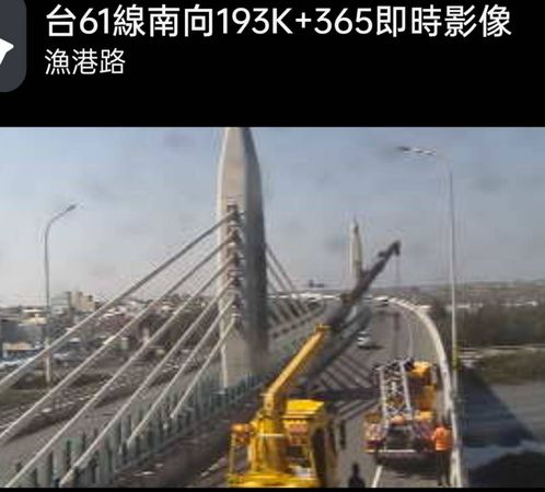 ▲▲台61線王功路段小車撞防撞車。（圖／翻攝自即時影像監視器）