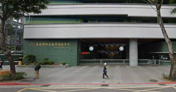 為了孩子好「就是要私校」　200家長蹲守校園直至深夜等入學候補通知