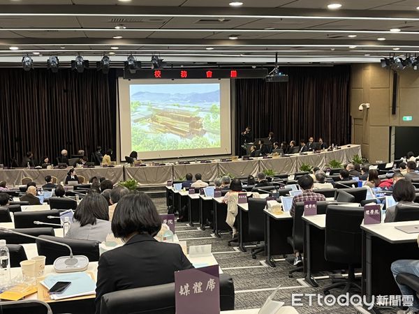 ▲▼日本建築師平田晃久建說明台大百歲紀念館。（圖／許敏溶攝）
