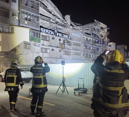 台中市清水區中興街一棟大樓今凌晨1點多5、6樓層突塌陷。（翻攝自臉書清水小鎮）