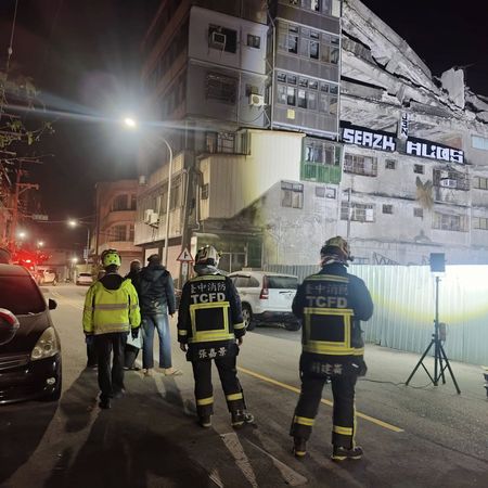 台中清水大樓凌晨坍塌警，消緊急疏散34住戶。（翻攝自臉書清水小鎮）