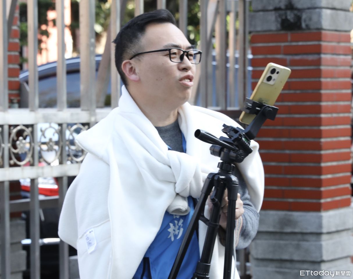 游智彬衝研討會鬧場嗆日議員「漢奸」 慘遭架出場被現場民眾痛毆