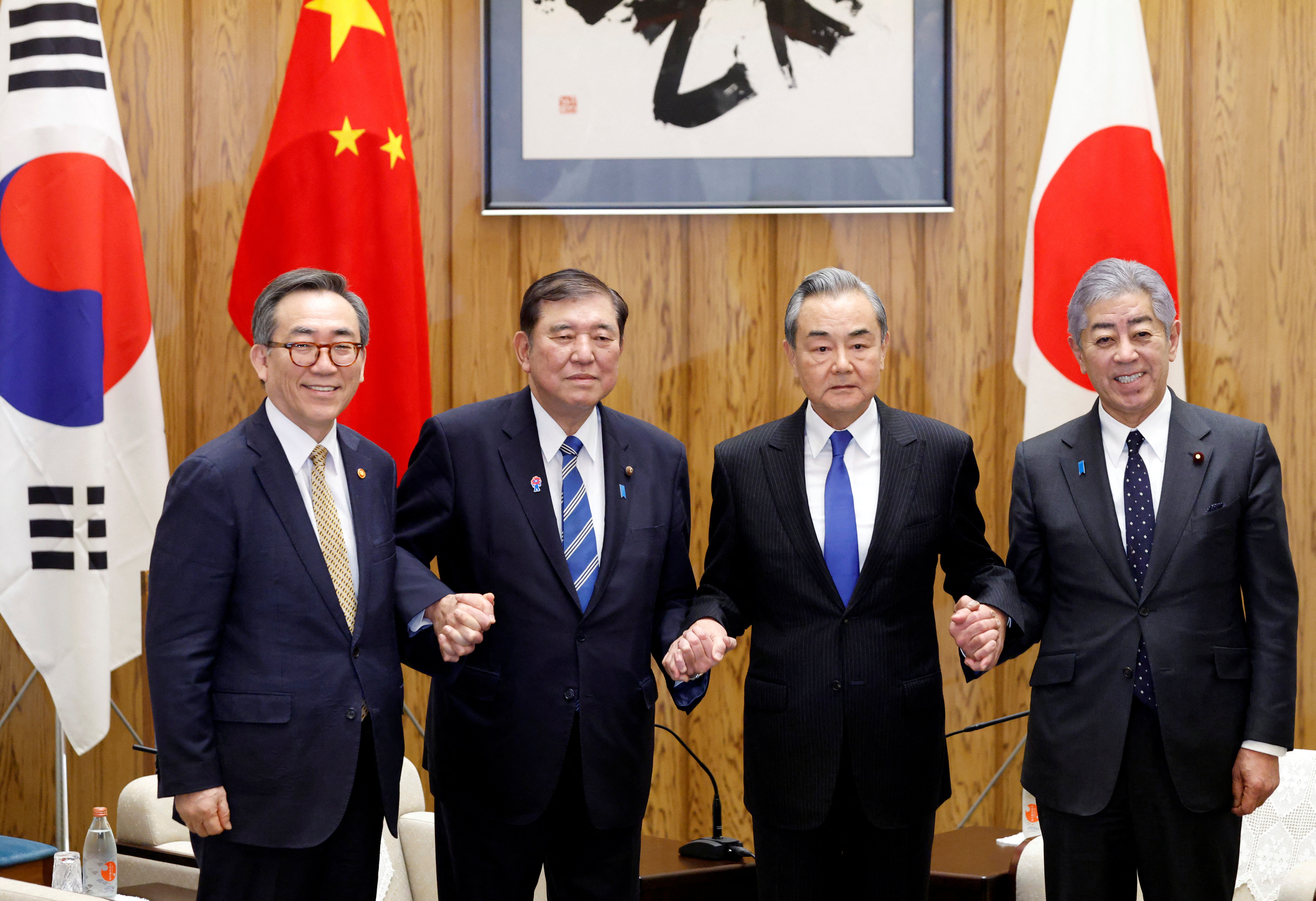 ▲▼南韓外長趙兌烈、中國外長王毅、日本外相岩屋毅22日在東京進行會談，並獲日相石破茂接見。（圖／路透）