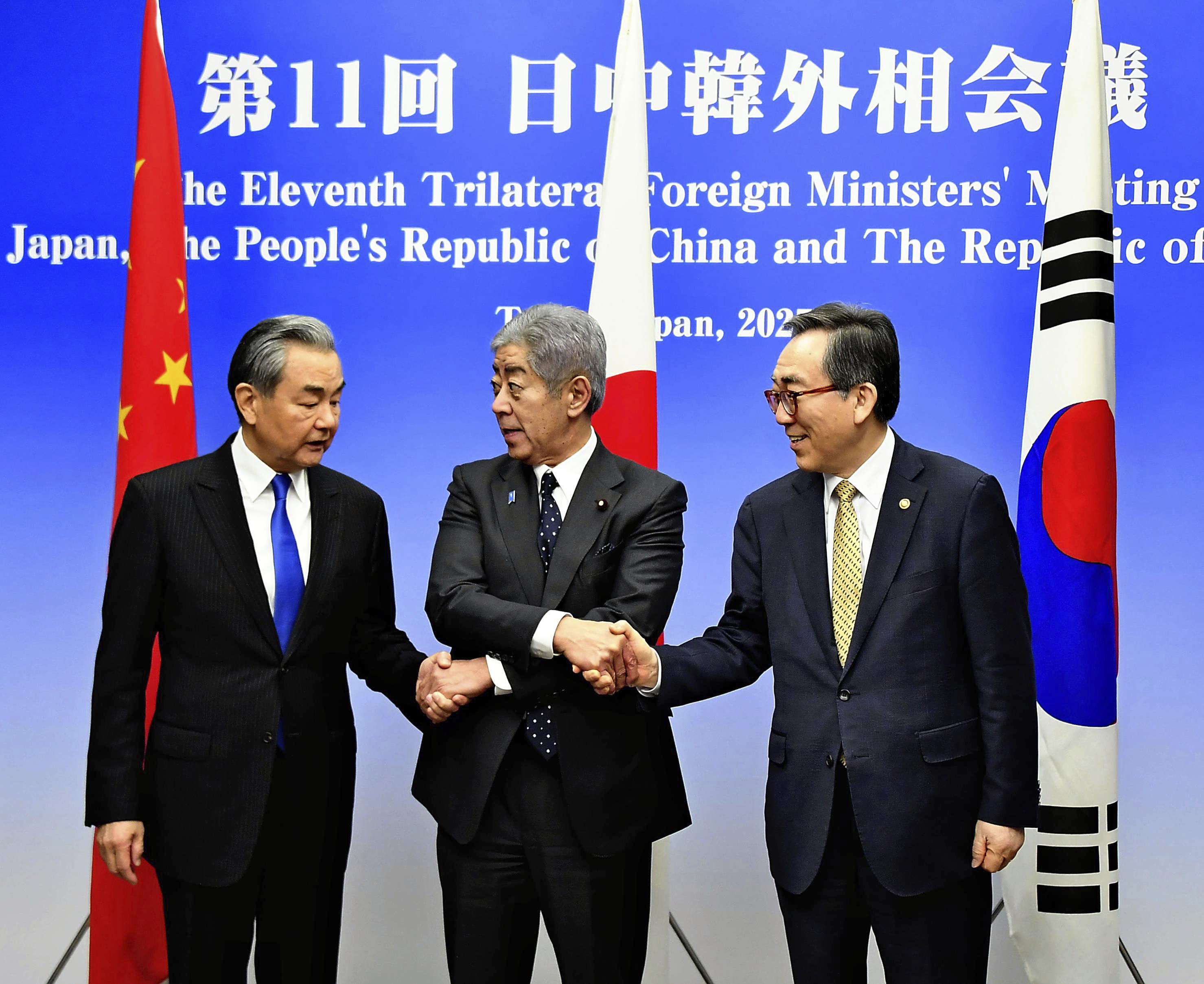 ▲▼中國外長王毅、日外相岩屋毅、南韓外長趙兌烈22日在東京召開會談。（圖／達志影像／美聯社）
