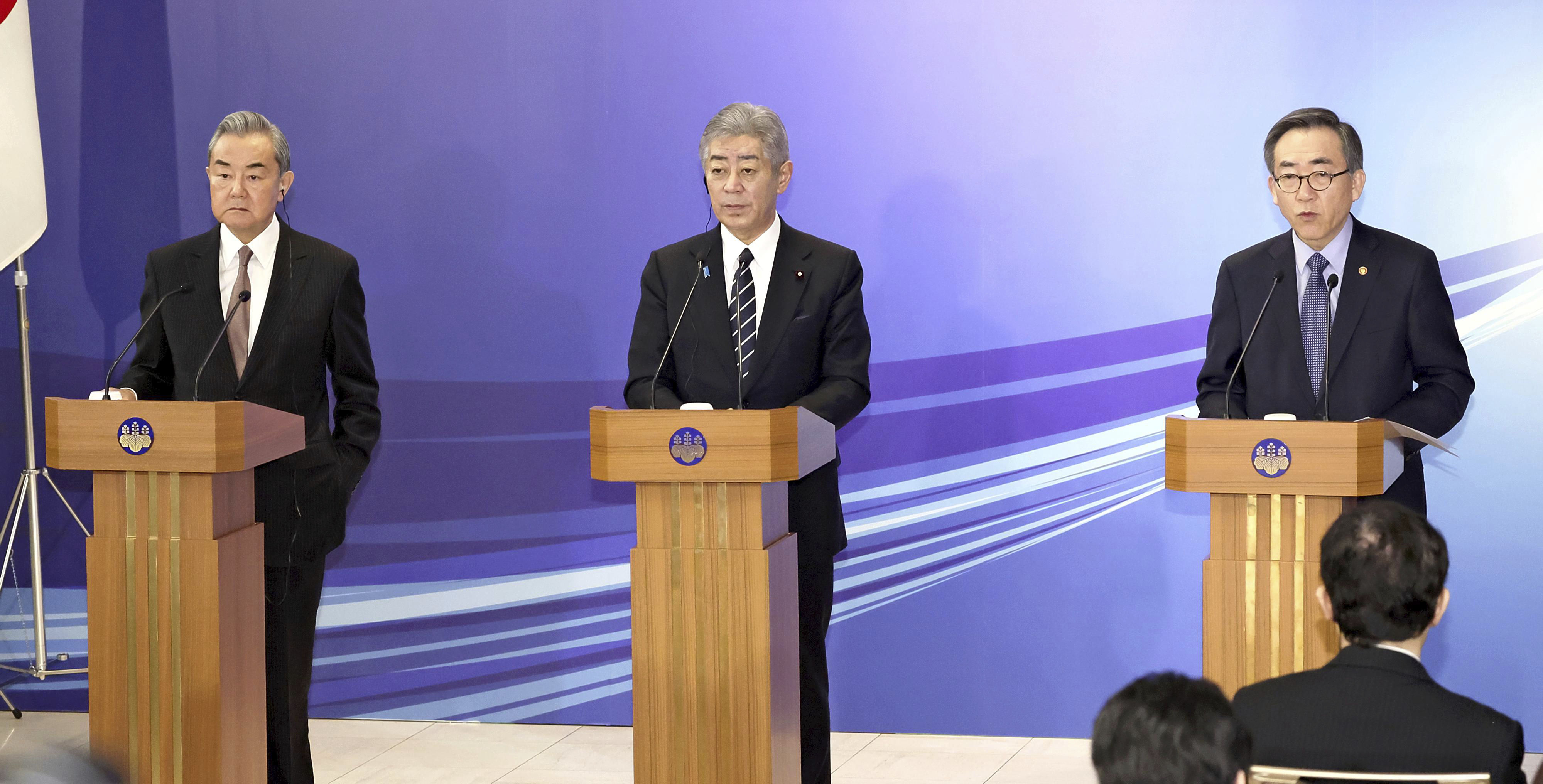▲▼中國外長王毅、日外相岩屋毅、南韓外長趙兌烈22日在東京召開會談。（圖／達志影像／美聯社）