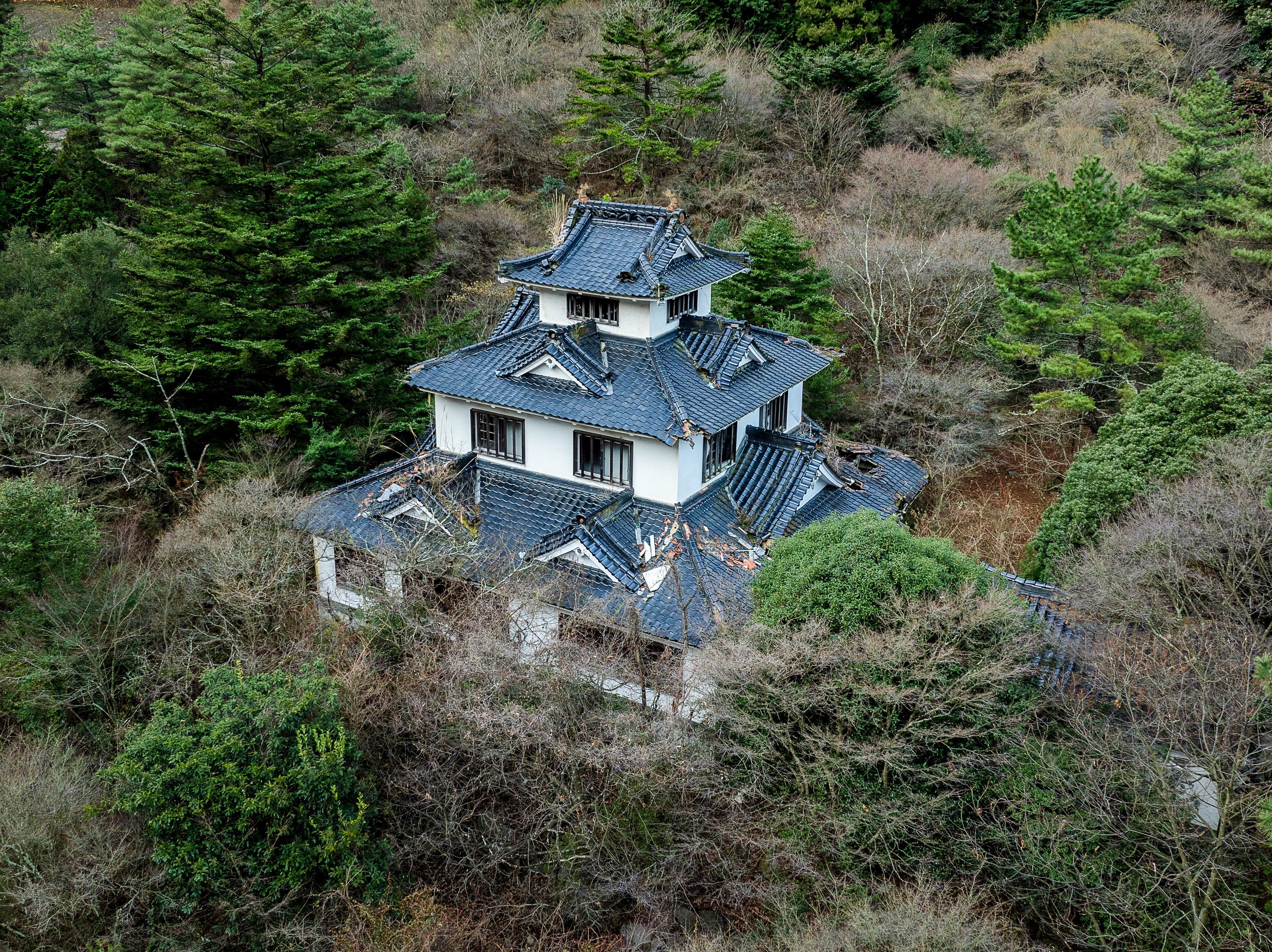 ▲▼位於日本愛媛縣的廢墟「大野城」，其實曾是一座外觀豪華的餐廳。（圖／翻攝自X）