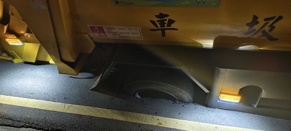 ▲▼新竹爆出柏油路凹陷、垃圾車受困的情況。（圖／翻攝臉書／新竹大小事）