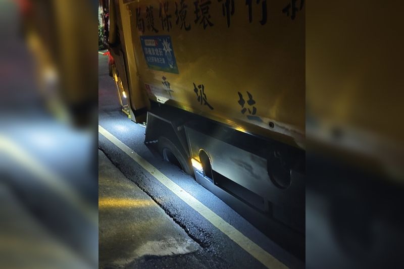 ▲▼新竹爆出柏油路凹陷、垃圾車受困的情況。（圖／翻攝臉書／新竹大小事）
