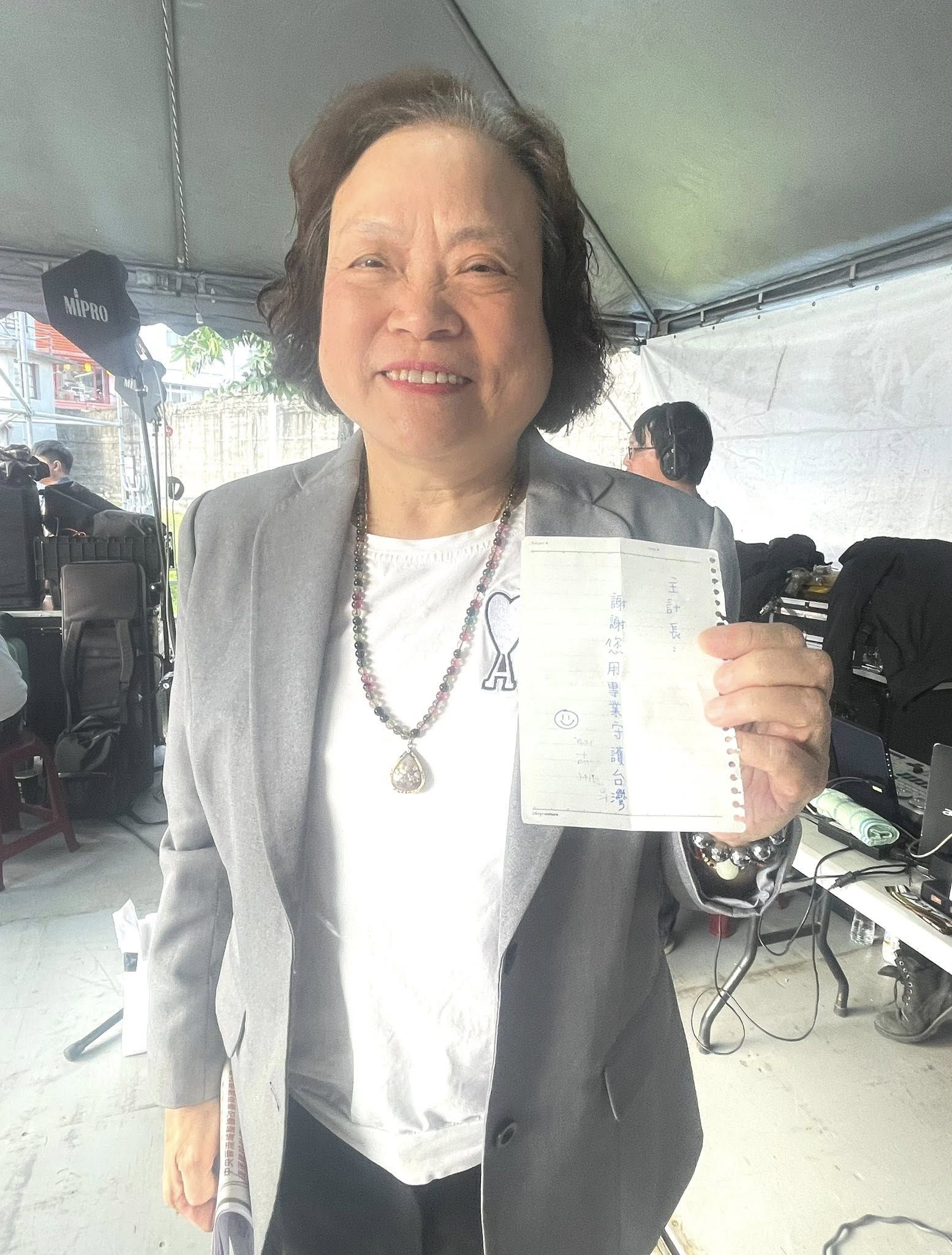 ▲▼主計長陳淑姿在花蓮宣講，有鄉親遞加油紙條到後台。（圖／謝子涵臉書）