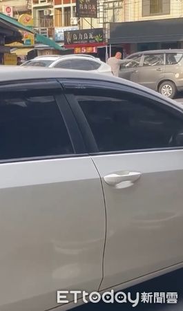 ▲▼      台南爸借兒名貸款被拒！怒持棍棒砸車　他氣炸「開車撞父」畫面曝       。（圖／記者林東良翻攝）