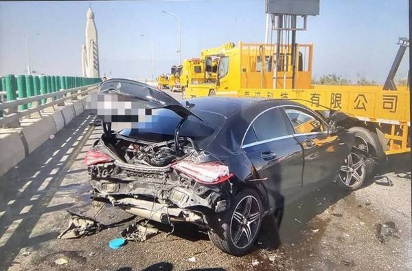 ▲西濱台61線芳苑王功路段賓士車撞緩撞車。（圖／警方提供）