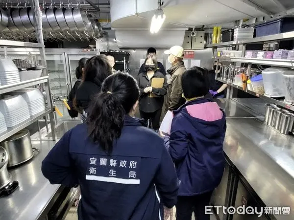 ▲▼ 宜蘭縣衛生局組成專案團隊，於昨(21)日前往「涮樂和牛」調查病原來源  。（圖／記者游芳男翻攝）