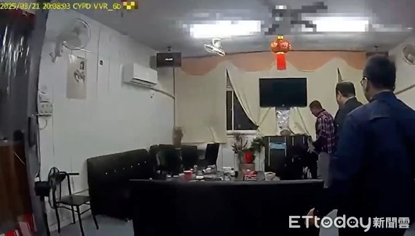 ▲▼快炒店一名男子和朋友酒後一言不合，憤而持刀暴衝突。（圖／記者翁伊森翻攝）