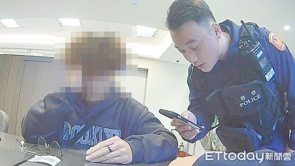 ▲桃園市李姓男子昨天下午在桃園區某銀行臨櫃欲提領帳戶內現金，員警到場處理後提醒李男已成為詐騙集團車手。（圖／記者沈繼昌翻攝）