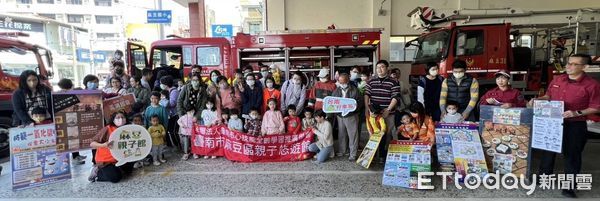 ▲台南麻豆親子館約80位小朋友與家長，22日在老師陪同下前往南消麻豆消防分隊，參加一場富有教育意義且生動有趣的家庭防火宣導活動。（圖／記者林東良翻攝，下同）