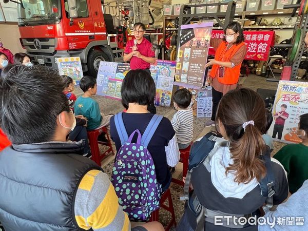 ▲台南麻豆親子館約80位小朋友與家長，22日在老師陪同下前往南消麻豆消防分隊，參加一場富有教育意義且生動有趣的家庭防火宣導活動。（圖／記者林東良翻攝，下同）