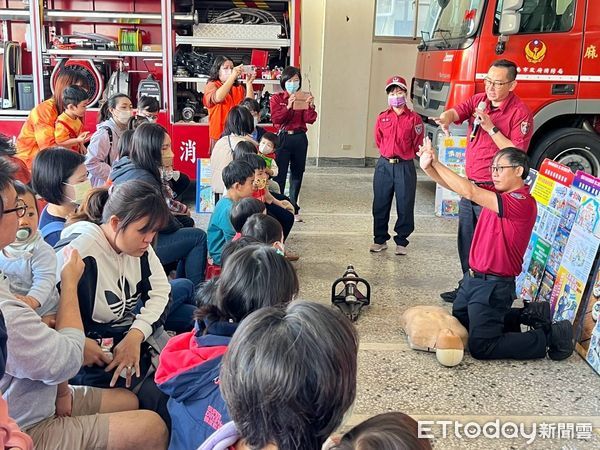 ▲台南麻豆親子館約80位小朋友與家長，22日在老師陪同下前往南消麻豆消防分隊，參加一場富有教育意義且生動有趣的家庭防火宣導活動。（圖／記者林東良翻攝，下同）
