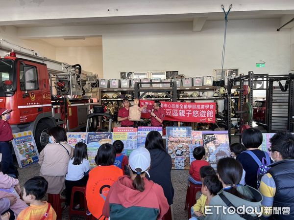 ▲台南麻豆親子館約80位小朋友與家長，22日在老師陪同下前往南消麻豆消防分隊，參加一場富有教育意義且生動有趣的家庭防火宣導活動。（圖／記者林東良翻攝，下同）