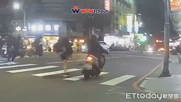 ▲▼新北市新莊中華路與中港路口，20日晚間8時許發生一起機車未禮讓行人，行人出腳踹車的糾紛             。（圖／wowtchout - 地圖型行車影像分享平台授權）
