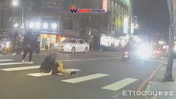 ▲▼新北市新莊中華路與中港路口，20日晚間8時許發生一起機車未禮讓行人，行人出腳踹車的糾紛             。（圖／wowtchout - 地圖型行車影像分享平台授權）