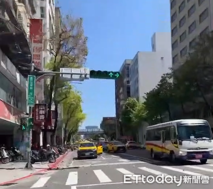 ▲▼北市林森北路大廈磁磚掉落，砸傷2人。（圖／民眾提供）