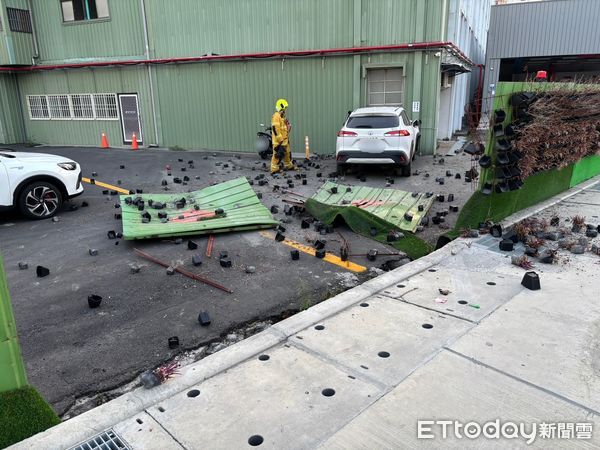 ▲▼今(22日)清晨6時許，洪姓男子駕駛自小客車，沿龍德東路（西向東）直行，在轉彎處時，疑似因精神不濟，不慎碰撞路旁工地圍欄。（圖／記者吳世龍翻攝）