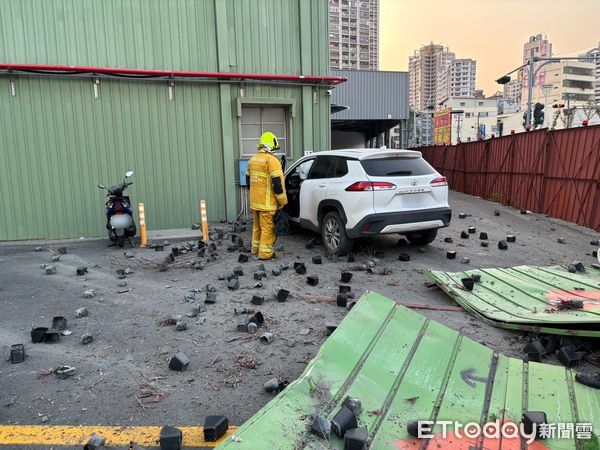 ▲▼今(22日)清晨6時許，洪姓男子駕駛自小客車，沿龍德東路（西向東）直行，在轉彎處時，疑似因精神不濟，不慎碰撞路旁工地圍欄。（圖／記者吳世龍翻攝）