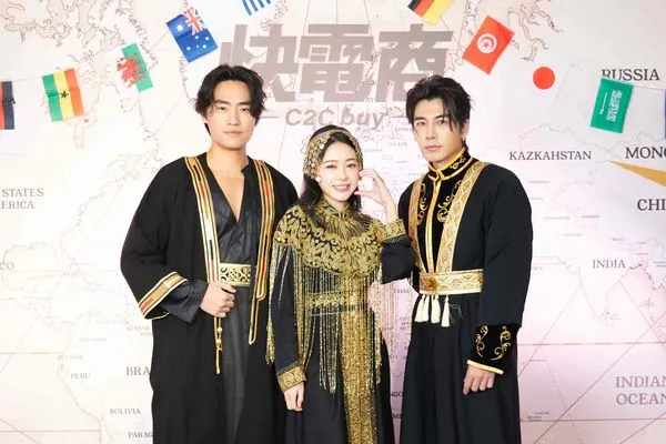 ▲Vic與丫頭跟森田參加頒獎典禮。（圖／快電商）