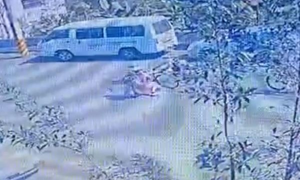 ▲彰化2名國中生騎單車上139縣道與機車擦撞摔傷。（圖／民眾提供）
