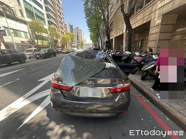 ▲▼台北市林森北路大樓磁磚脫落砸車。（圖／記者邱中岳翻攝）