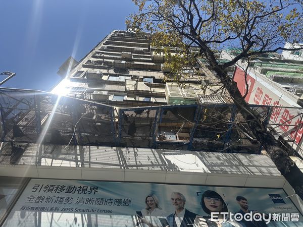 ▲▼台北市林森北路大樓磁磚脫落砸車。（圖／記者邱中岳翻攝）