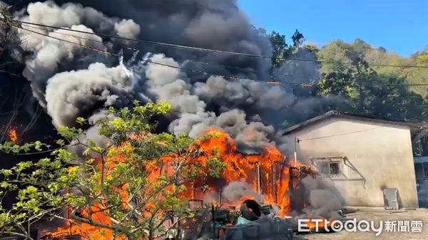 ▲新北平溪鐵皮木屋起火。（圖／記者郭世賢翻攝）