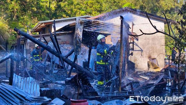 ▲新北平溪鐵皮木屋起火。（圖／記者郭世賢翻攝）