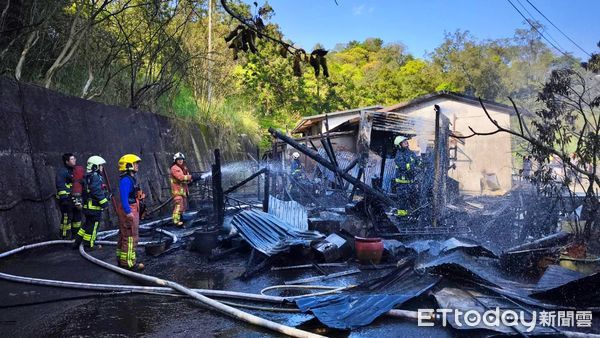 ▲新北平溪鐵皮木屋起火。（圖／記者郭世賢翻攝）